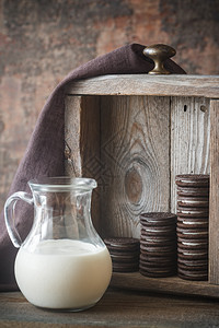 巧克力饼干和奶油装满一壶牛奶图片