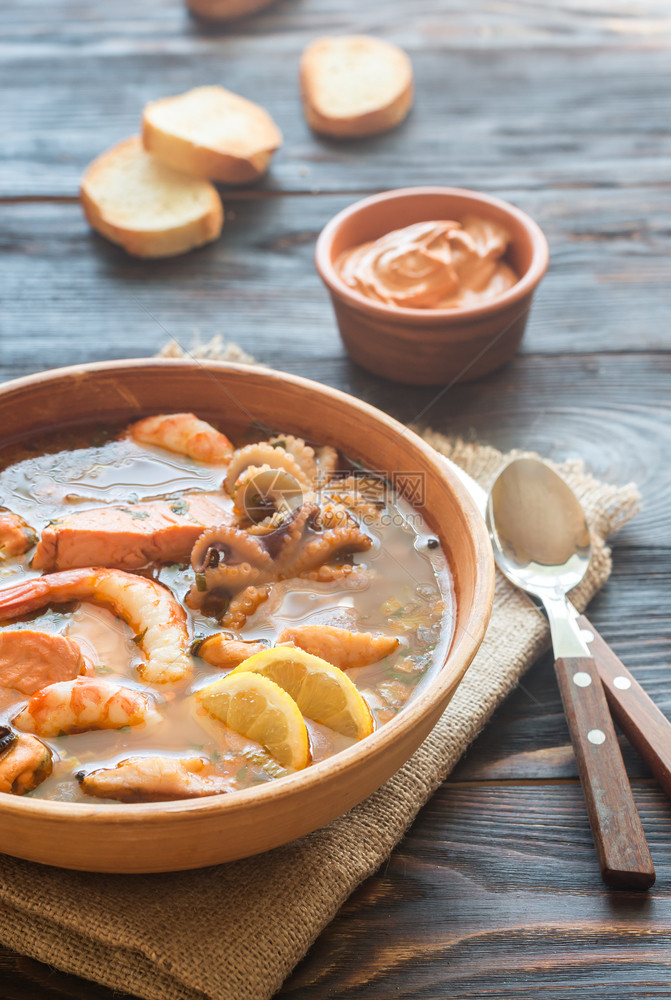 Bouillabaisse的碗配有海鲜的法国汤图片