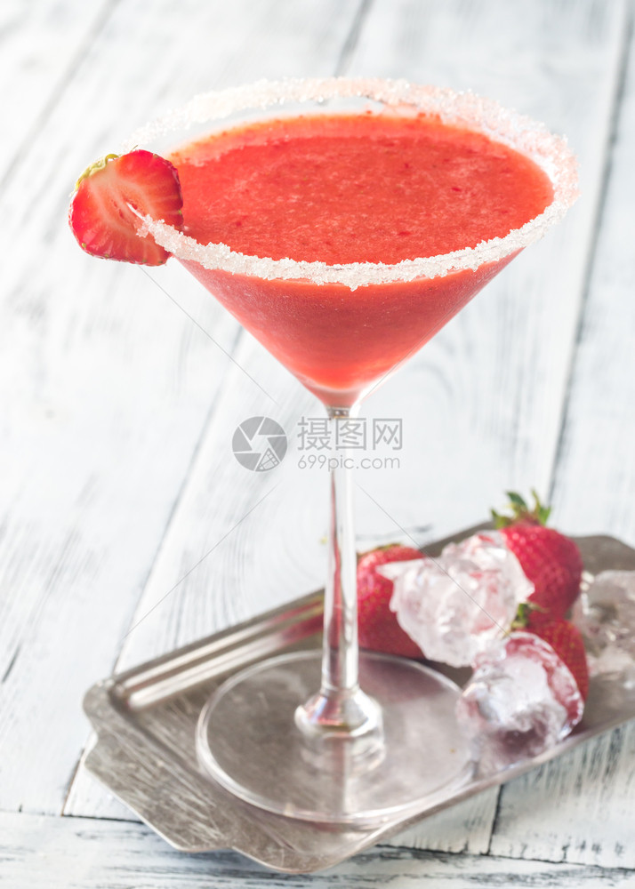一杯草莓玛格丽塔鸡尾酒图片