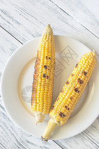 盘子上的玉米片图片