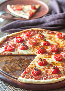披萨加樱桃西红柿和莫扎里拉图片