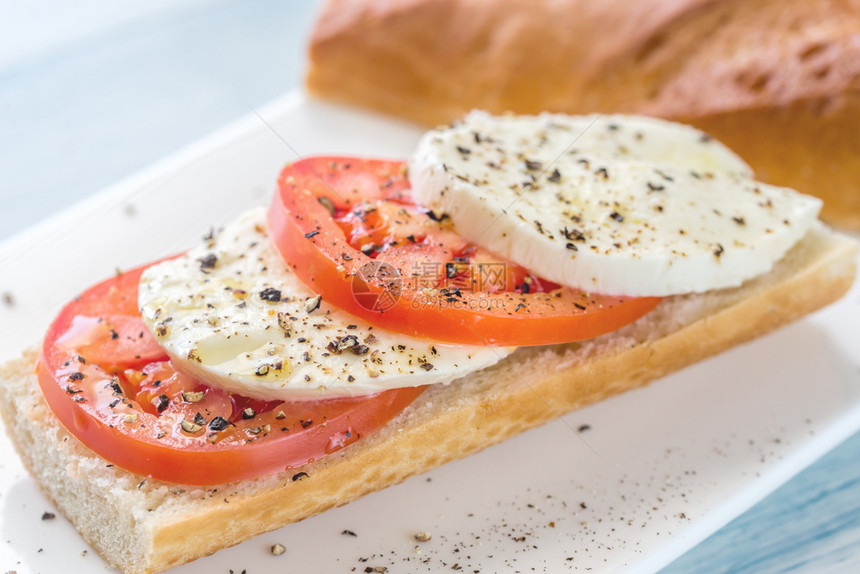 桑威奇三明治和切片新鲜西红柿和马扎里拉图片