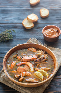 Bouillabaisse的碗配有海鲜的法国汤背景图片