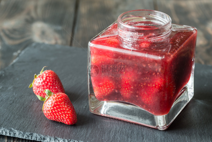 玻璃罐草莓果酱图片