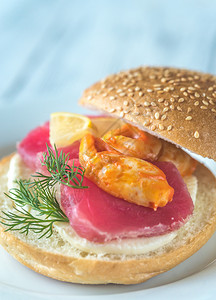 配有金鱼螃蟹爪和马扎里拉的三明治高清图片
