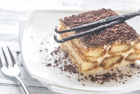 香草蛋糕提拉米苏巧克力在白色盘子上背景