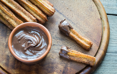 Churros著名的西班牙甜点加巧克力酱高清图片