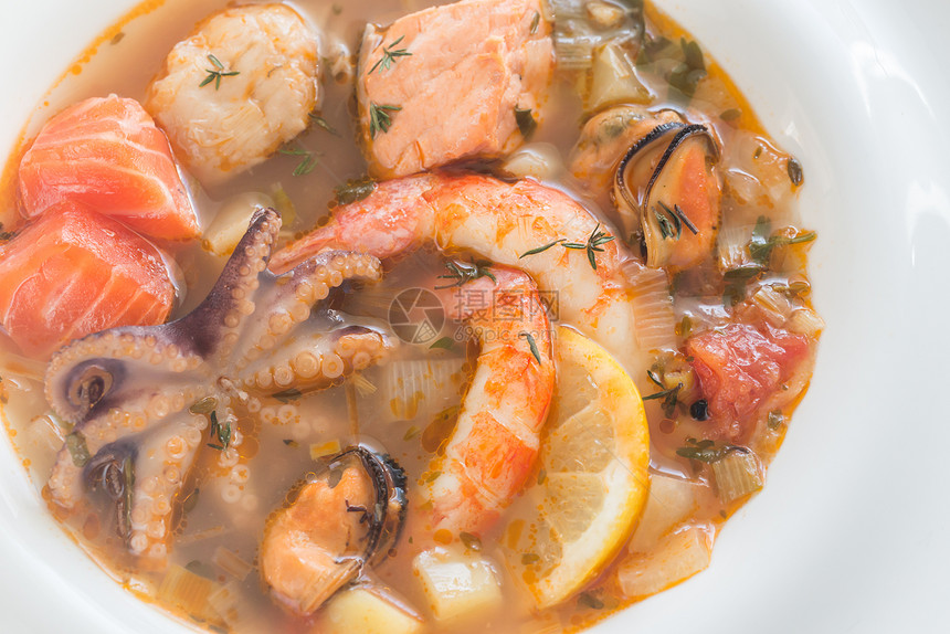 Bouillabaisse的碗配有海鲜的法国汤图片