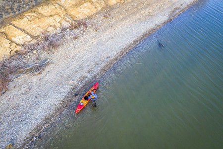 湖边岩石的Kayaker的空中风景早春图片