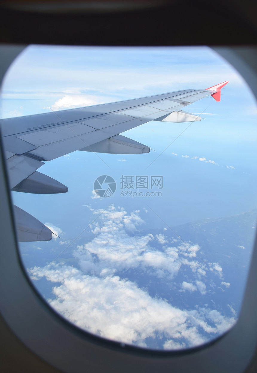 通过飞机窗口外看风景图片