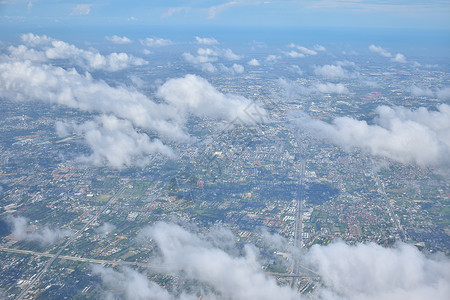 从飞机上看到云雾的城市风景高清图片