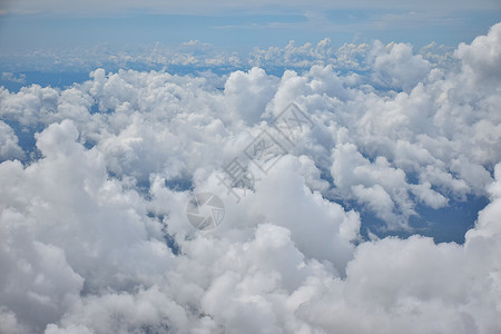 从飞机上看到的云彩和蓝天高清图片