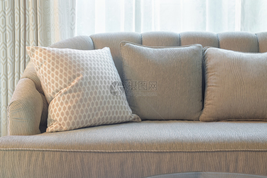 舒适的沙发客厅有枕头图片