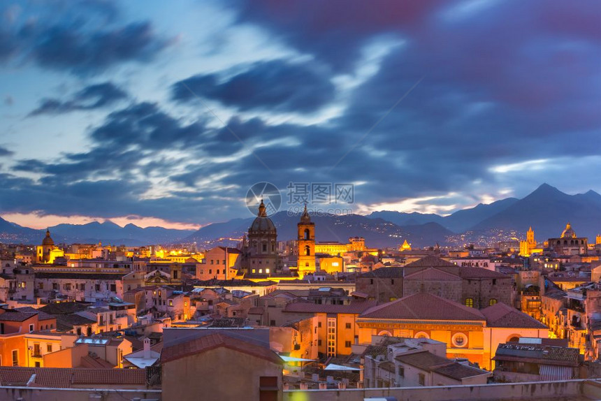 巴勒莫与Gesu教堂Carmine教堂和巴勒莫在日落时的空中观察意大利西里巴勒莫日落时图片