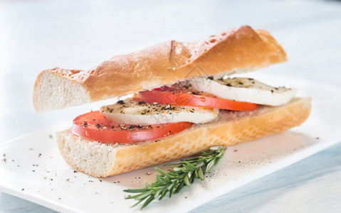 桑威奇三明治和切片新鲜西红柿和马扎里拉高清图片