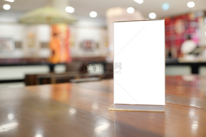 在酒吧咖啡厅的木桌边上站立文本营销促菜单框架空间图片