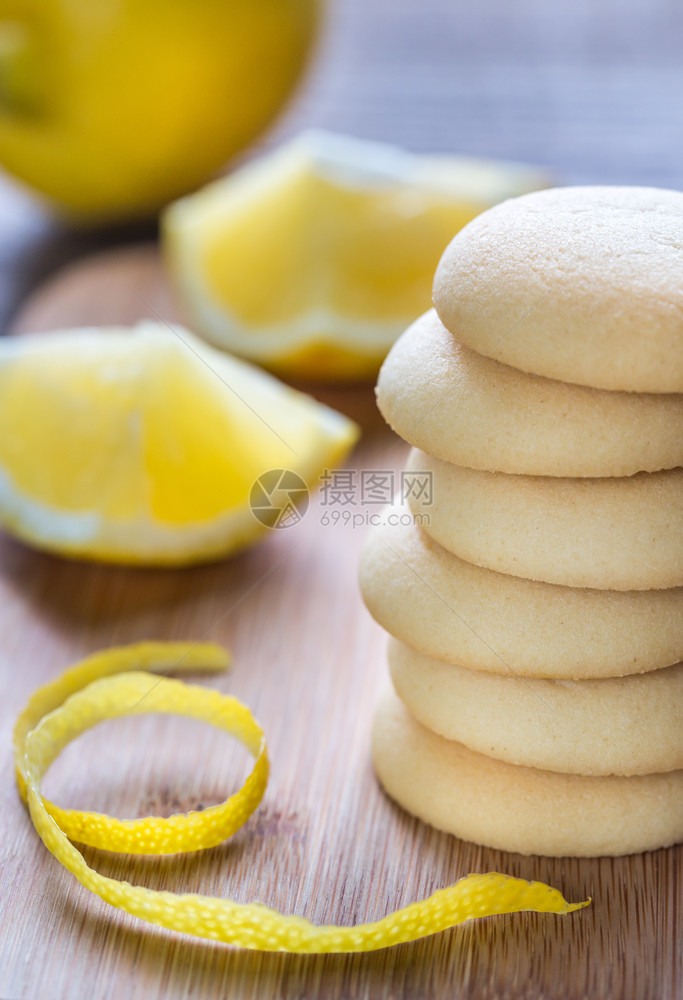 木板上装满柠檬奶油的饼干图片