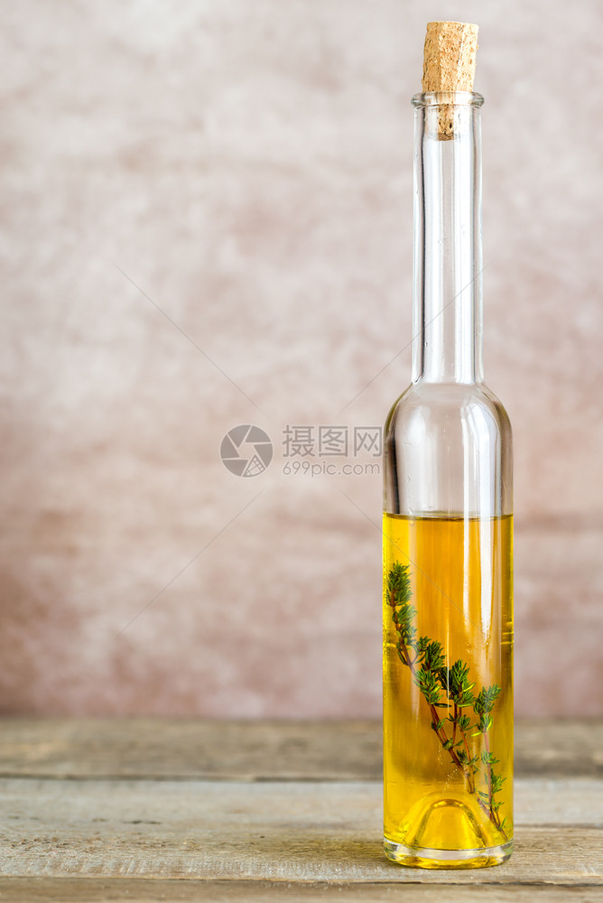 古老背景的橄榄油瓶图片