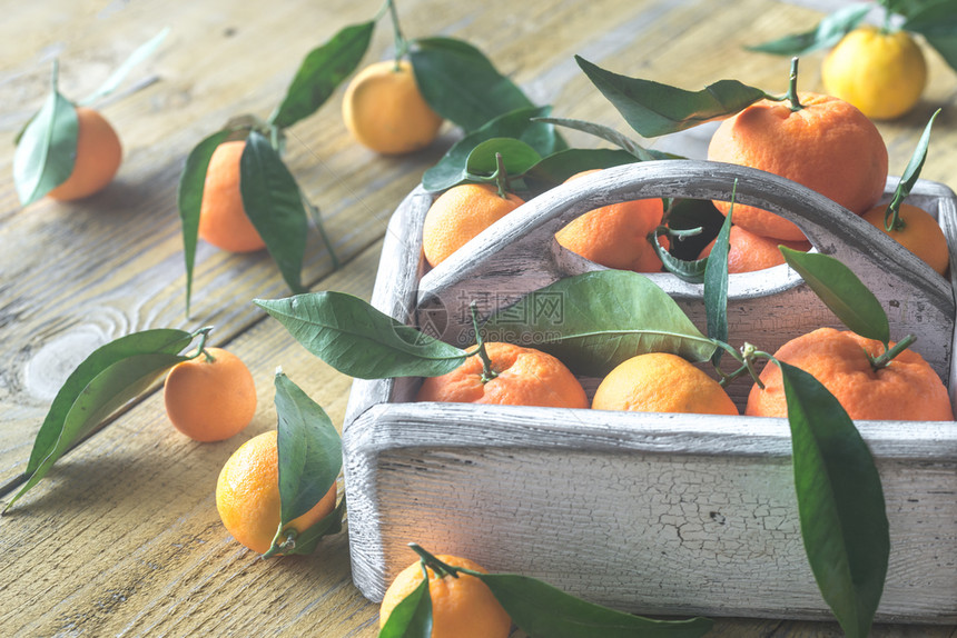 木箱中新鲜的橘子图片