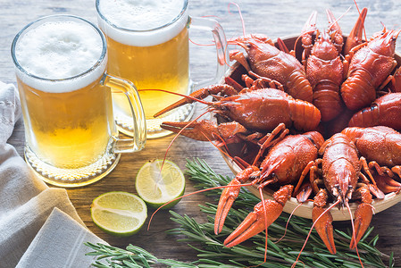龙虾爪两杯啤酒加一碗煮熟的龙虾背景