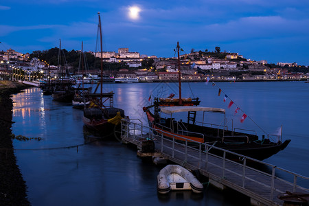 葡萄牙波尔图的杜罗河和传统船只图片