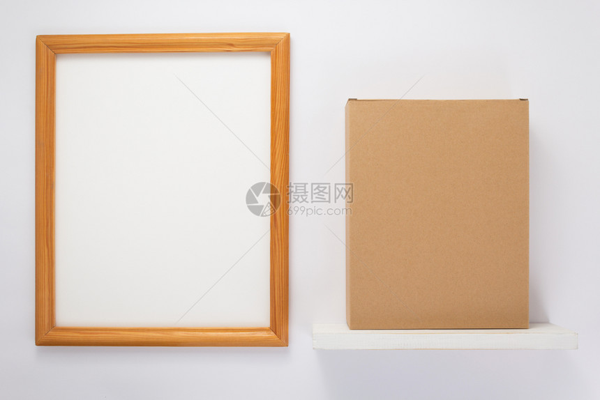 白色背景的木架上纸板箱图片