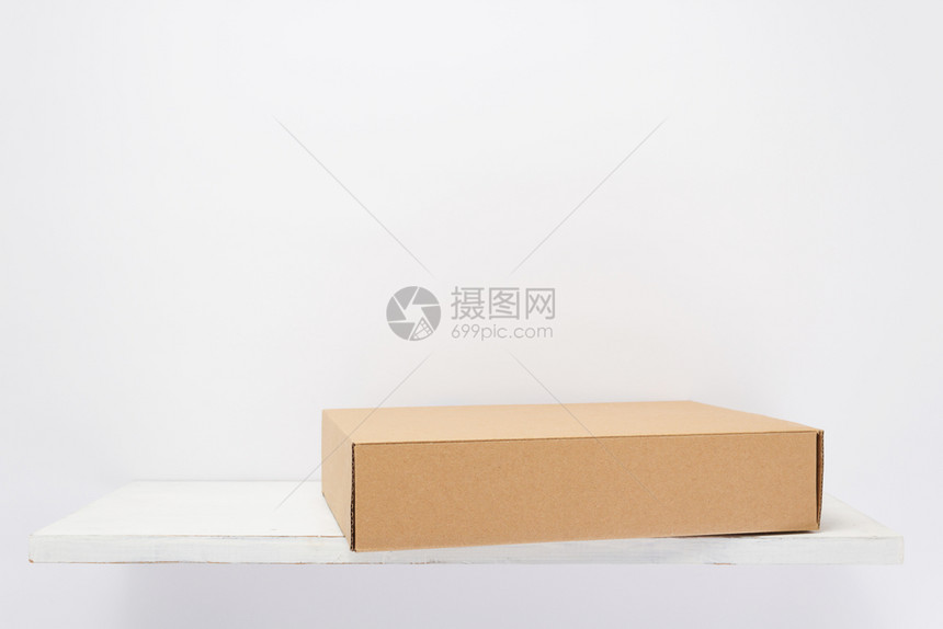 白色背景的木架上纸板箱图片