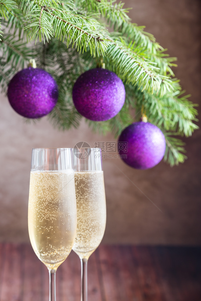 两杯香槟加圣诞树枝图片