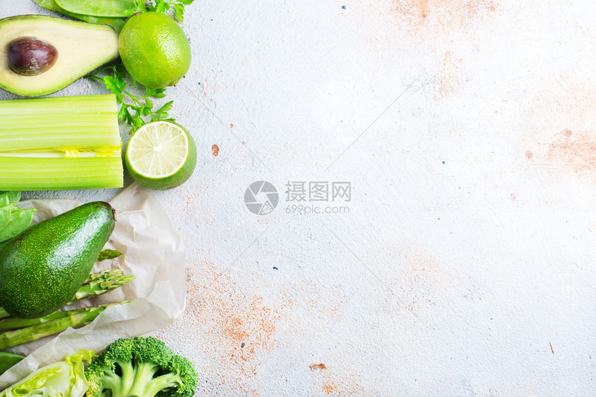 健康食品绿色蔬菜坚果和千叶种子放在桌上图片