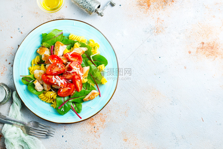 沙拉加意大利面鸡豆和番茄图片