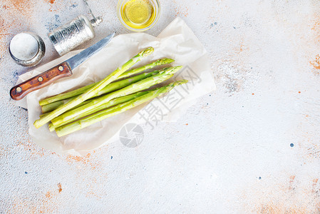 表格纸面上的绿色asparagus图片