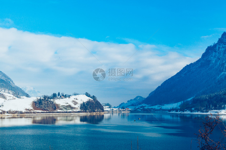 有山的湖冬季风景图片