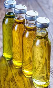 不同种类植物油的瓶装图片