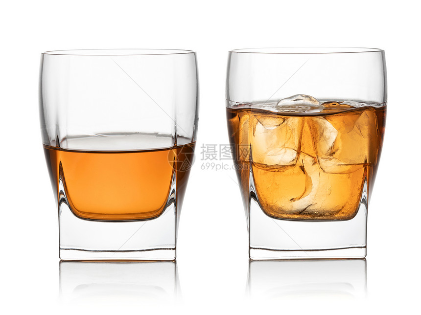 威士忌和冰的孤立白色背景图片