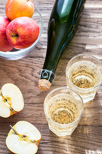 瓶子和两杯苹果酒图片