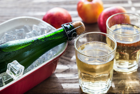 瓶子和两杯苹果酒高清图片
