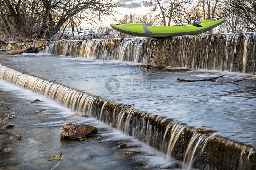 河水分流大坝上方有一条划桨的白水充气皮艇科罗拉多州林斯堡的Poudre河春初风景图片