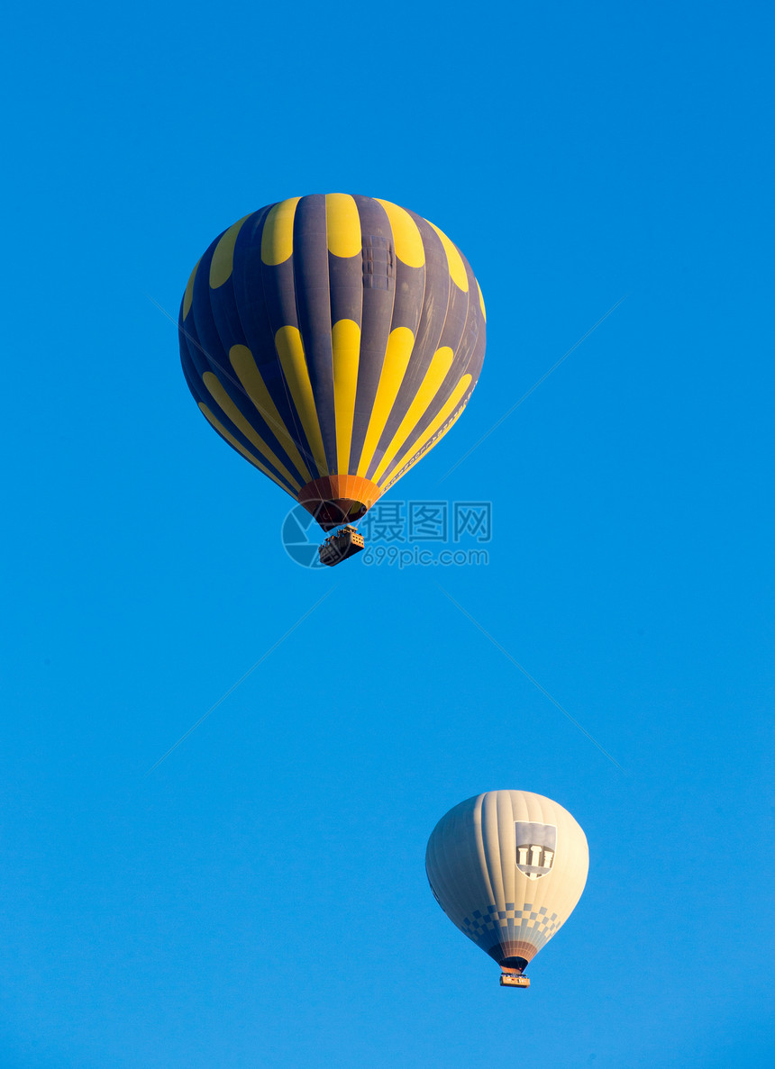 飞过卡帕多西亚的彩热空气球图片