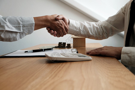 商业人员与房地产代理商签订交易合同顾问概念和家庭保险模型高清图片素材