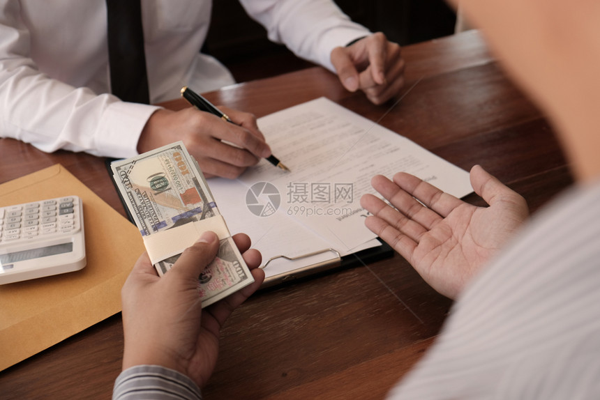 商业人员与房地产代理商签订交易合同顾问概念和家庭保险图片