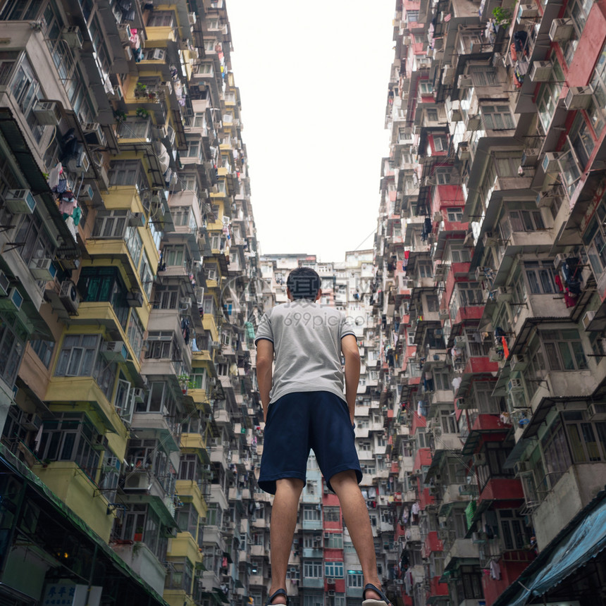 与YickFatBuilding一起前往香港旅行的游男子在QuarryBay旧公寓的住宅区高楼有城市建筑窗户的摩天大楼图片