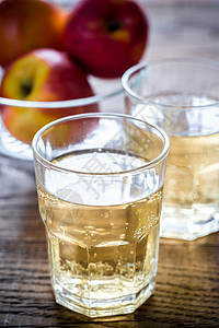 粗野瓶子和两杯苹果酒背景