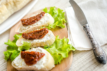 Ciabatta三明治加上干酪和晒番茄背景图片