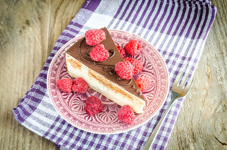 巧克力蛋糕装饰与新鲜草莓高清图片