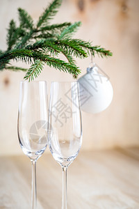 带空香槟杯的圣诞树枝图片