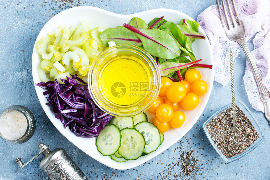 食物新鲜蔬菜植物和油沙拉原料图片