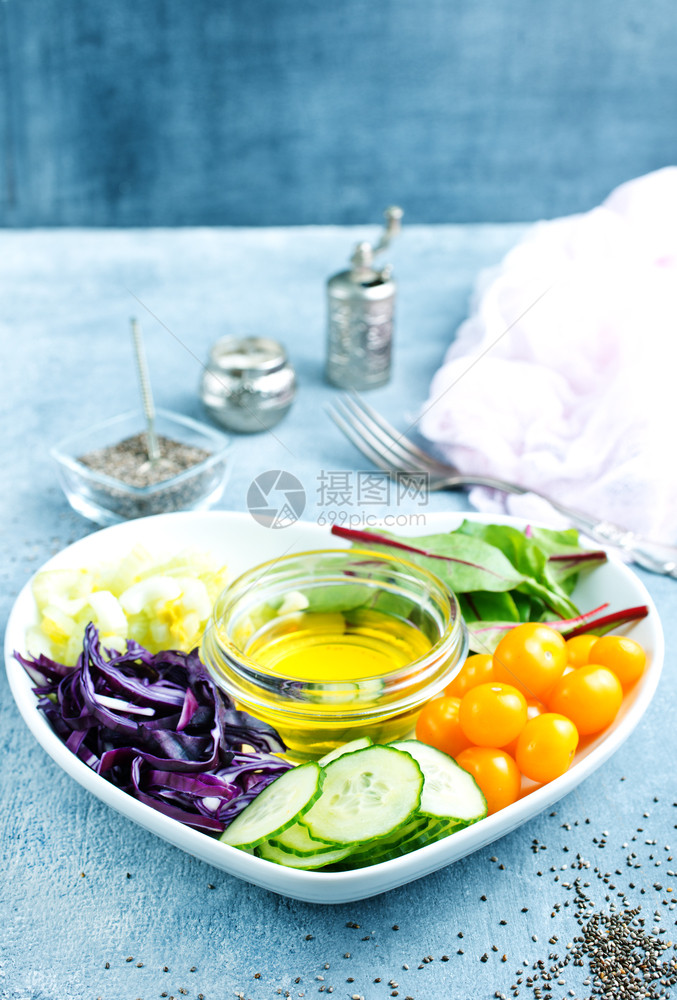 食物新鲜蔬菜植物和油沙拉原料图片