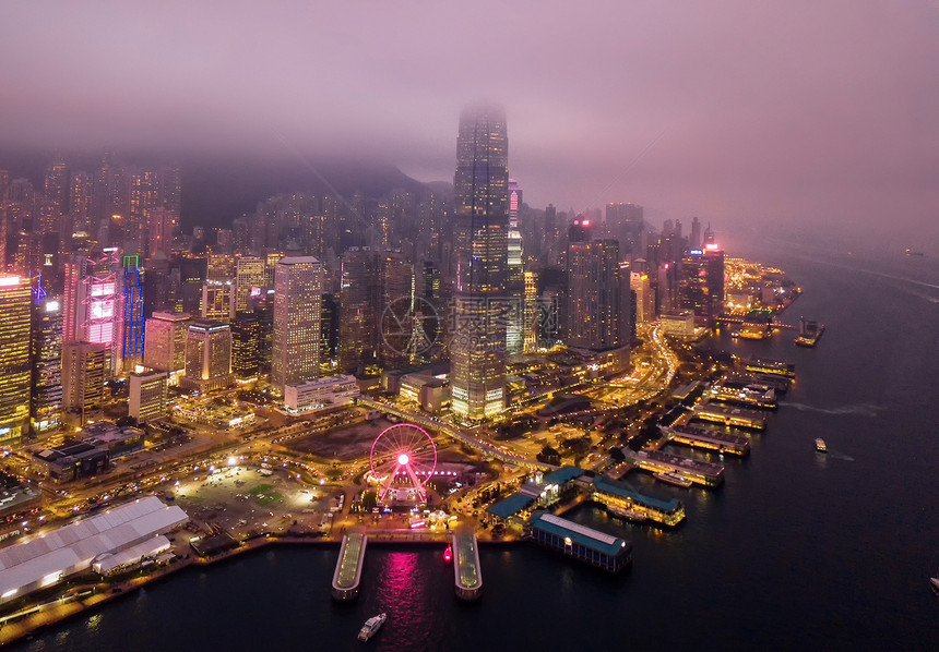 香港下城和维多利亚港的空中景象有暴风雨和雾金融区智能城市和技术概念的商业中心夜幕摩天大楼和高图片