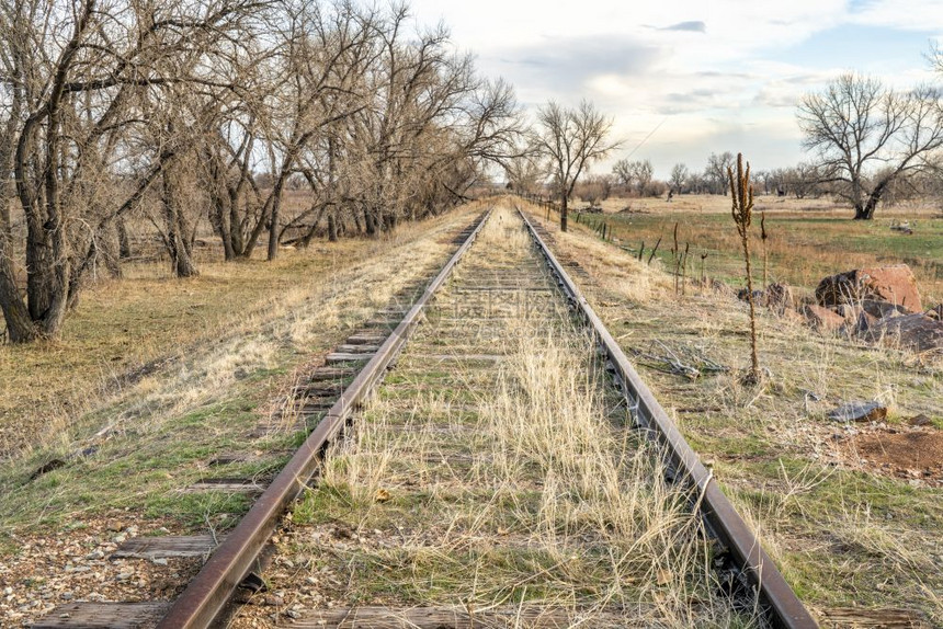 科罗拉多东部草原上废弃的铁路轨迹图片