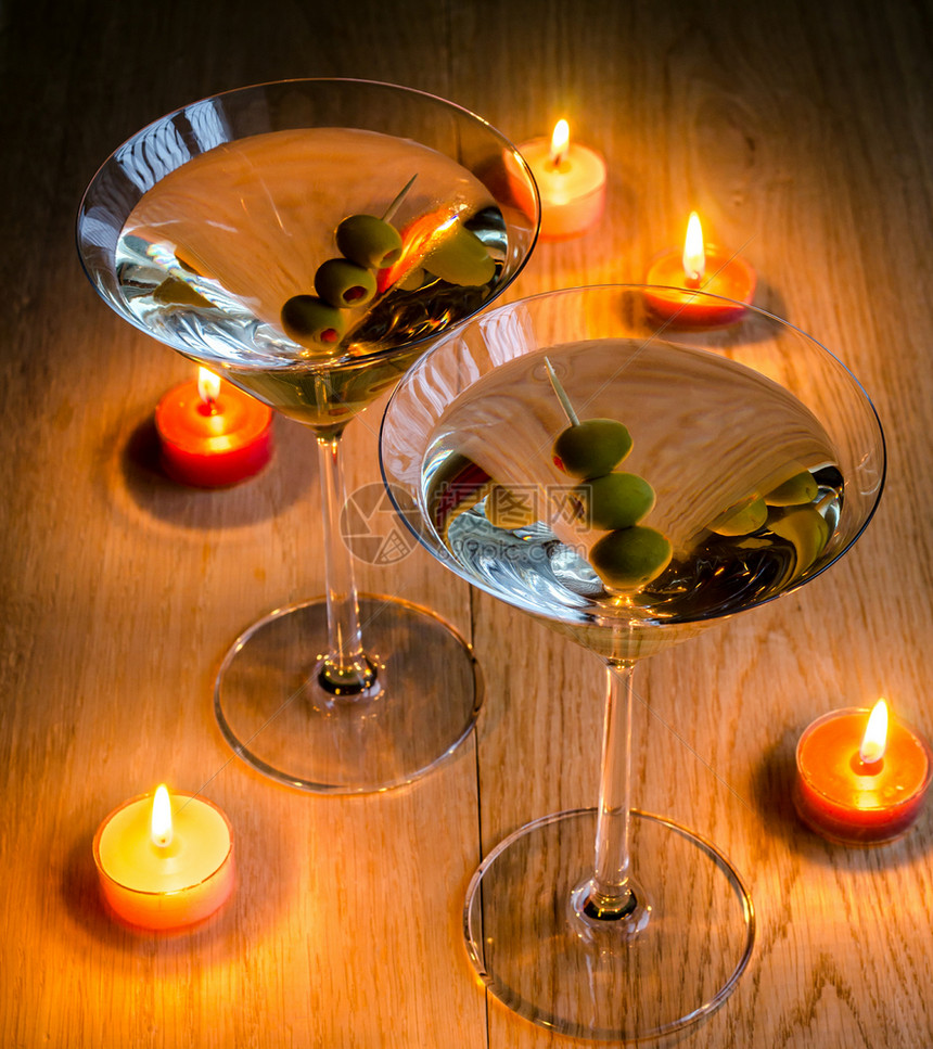 烛光下两杯橄榄马提尼鸡尾酒图片